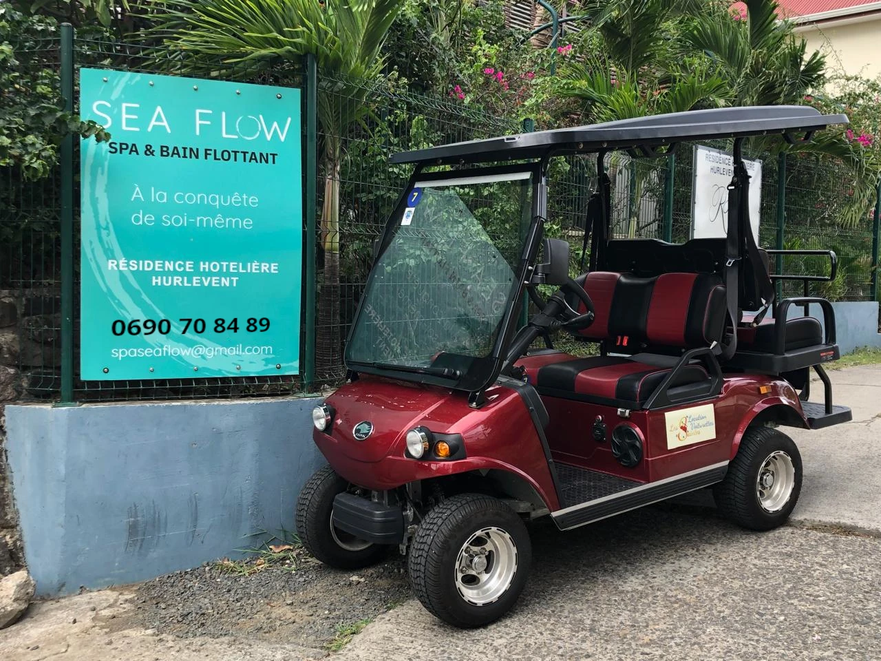Voiturette LVLS garée au SPA Sea Flow